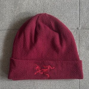Arcteryx Bird Toque Embroidered Beanie Hat Maroon Unisex